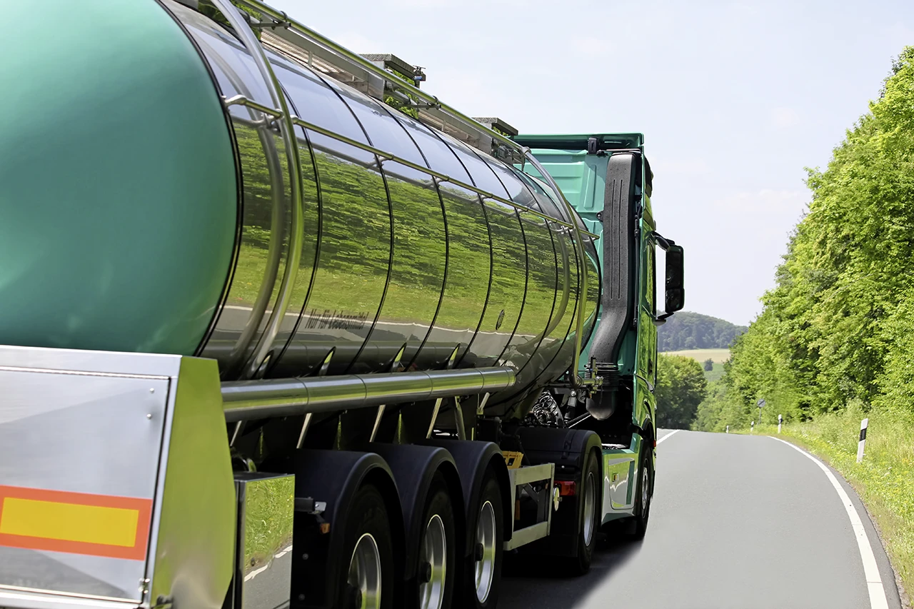 EIn LKW fährt auf einer Landstraße